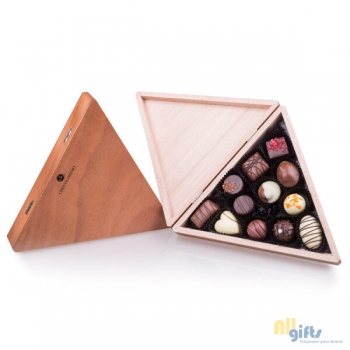 Afbeelding van relatiegeschenk:ChocoTriangle - Pralines Pralines in een houten kistje
