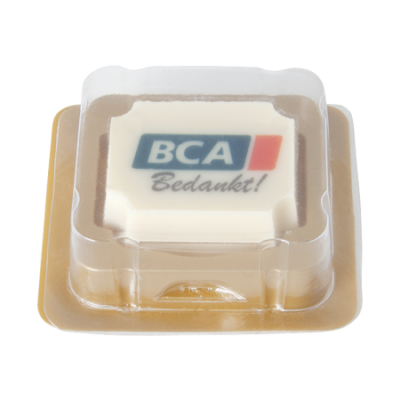 Afbeelding van relatiegeschenk:Logobonbon van witte chocolade met hazelnoot praline, rechthoekig of rond, opdruk tot