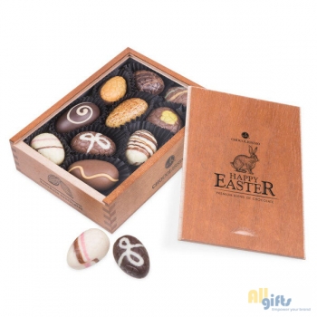 Afbeelding van relatiegeschenk:Egg Elegance - Chocolade paaseitjes Houten kistje met chocolade paaseitjes
