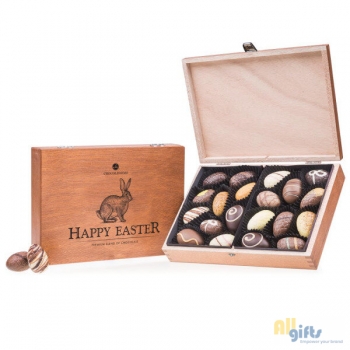 Afbeelding van relatiegeschenk:Egg Classic - Pasen - Chocolade paaseitjes Houten kistje met chocolade paaseitjes