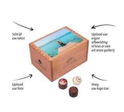 Chocolaterie met sticker - Pralines Pralines in een houten kistje met eigen sticker bedrukken